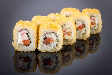 Tempuralı sıcak rulo siyah üzerine yansımalı tempura yengeci