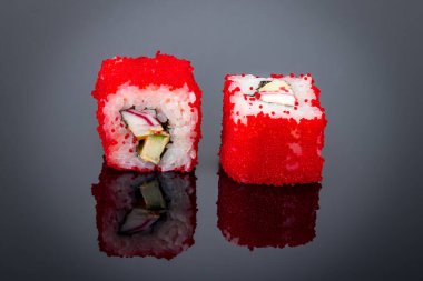 Kaliforniya kırmızı havyarda yuvarlanıyor