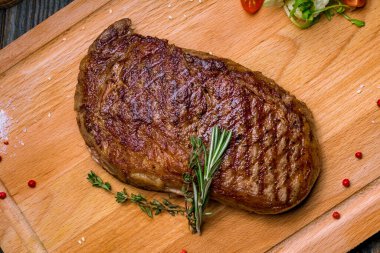 Sulu Striploin Biftek yakın çekim görüntüsü