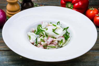 Yumurtalı sebze salatası.