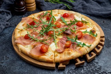 Parma jambonu ve roka ile pizza.