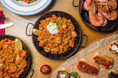 İspanyol yemekleri, Paella deniz ürünleri tabakları, ızgara deniz ürünleri, tapas, şakalar, domates çorbası, churros.