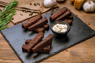 Kızarmış sarımsaklı kıtır ekmek. Yakın plan görüntü.