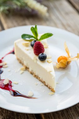 Ahududulu klasik cheesecake.