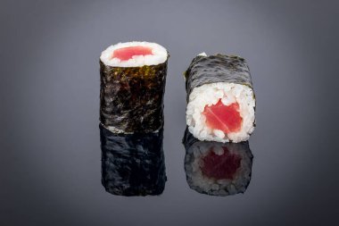 Yansımalı siyah arkaplanda ton balığı rulosu