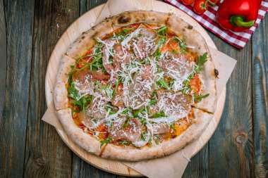 Parma jambonu ve roka ile pizza.