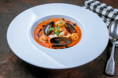 Karides ve midyeli domates çorbası.