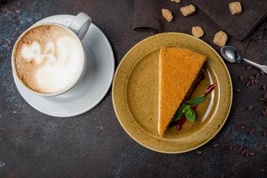 Bir parça ballı kek.