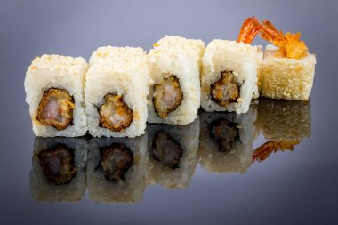 Yansımalı karidesli sıcak rulo.