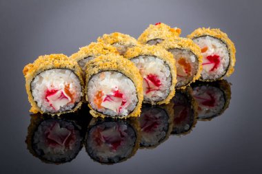 Tempuralı sıcak rulo siyah üzerine yansımalı tempura yengeci