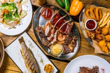 Çeşitli bira sosisleri ve et sosları.