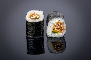 Yılanbalığıyla siyah üzerine yansıt