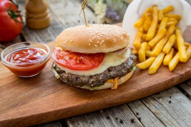 Kızarmış patatesli Hamurger.