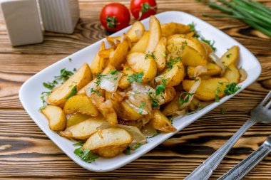 Soğanlı kızarmış patates.