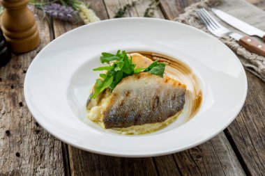 Kızarmış levrek ve risotto.
