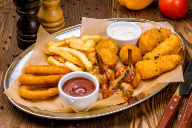 Çeşitli bira aperatifleri yakın çekim görünümü