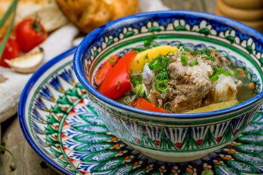 Shurpa Asya çorbası yakın plan görüntüsü