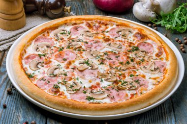 Jambonlu ve mantarlı pizza.