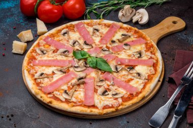 Jambonlu ve mantarlı pizza.