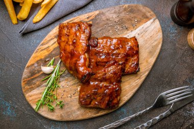 Izgara domuz pirzolası. Yakın çekim.