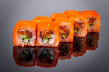 Kaliforniya rulosu somon üzerine siyah yansımalı.