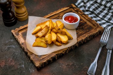 Tahtadaki patatesler.