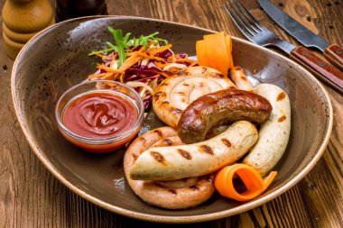 Soslu çeşitli sosisler.