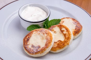 Süzme peynirden peynirli kekler