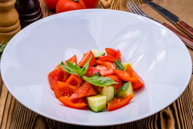 Domatesli ve salatalıklı sebze salatası