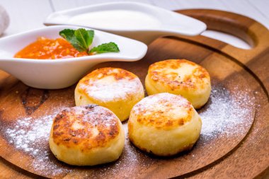 Süzme peynirden peynirli kekler