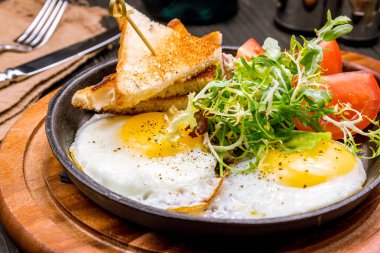 Domatesli yumurta ve tost.