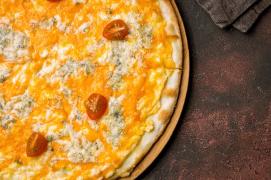 Pizza Quattro formaggi yakın çekim görüntüsü