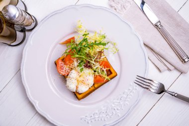 Haşlanmış yumurtalı waffle.