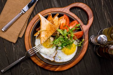 Domatesli yumurta ve tost.