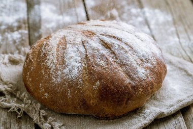 Tahta zeminde yuvarlak siyah ekmek