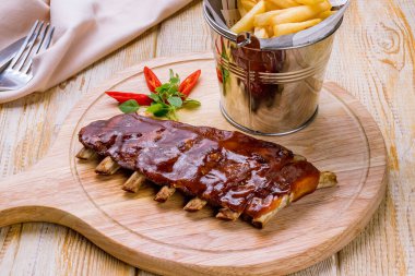 Izgara domuz pirzolası. Yakın çekim.