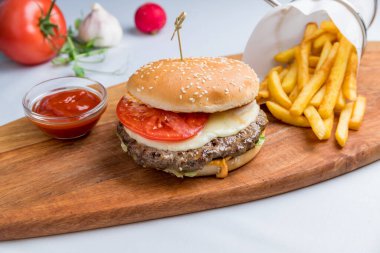 Kızarmış patatesli Hamurger.