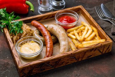 Soslu çeşitli sosisler.