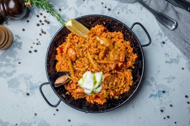 Karides görünümlü paella.