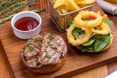 Biftek Burger yakın çekim görüntüsü