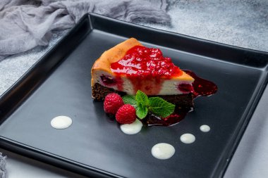 Soslu cheesecake klasiği