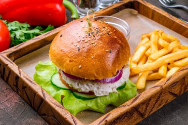 Tavuğu yakından gören bir hamburger.