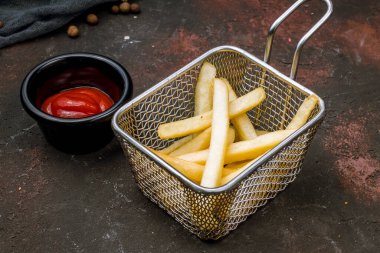 Gemide patates kızartması var.