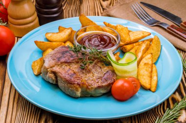 Soslu kızarmış domuz filetosu.