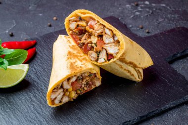 Meksika usulü tavuk burrito yakın çekim görüntüsü