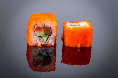 Kaliforniya rulosu somon üzerine siyah yansımalı.