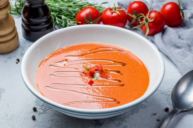 Beyaz tabakta gazpacho çorbası.