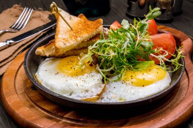 Domatesli yumurta ve tost.