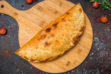 Kapalı calzone pizza yakın çekim görüntüsü