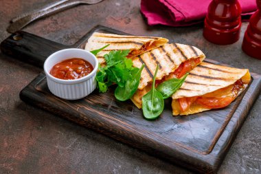 Koyu renkli tavuklu Meksika Quesadilla 'sı